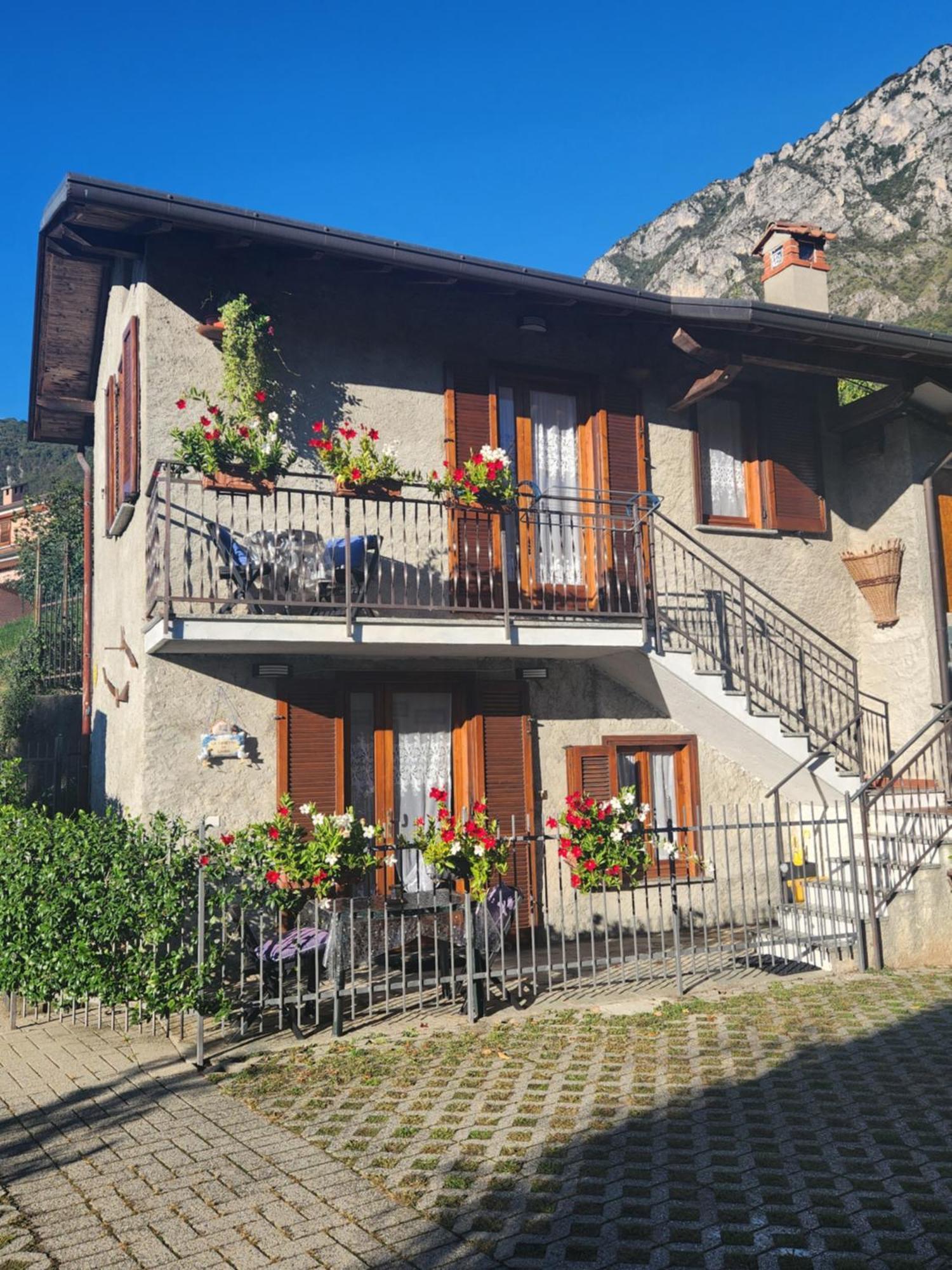 Laura'S Cottage With Lake View, Detached, 5 Kilometers From Varenna Lierna Exteriör bild